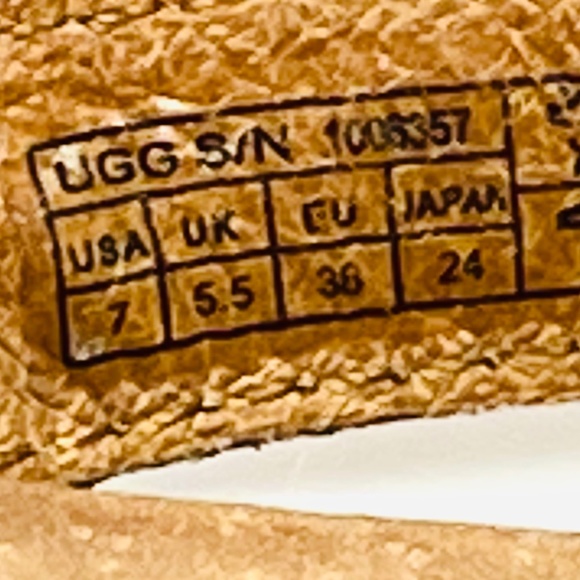 UGG Women's Lyndi Chestnut with gold studs leather thong sandals size 7 - Picture 12 of 12